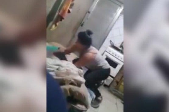 Indignante: Madre golpea salvajemente a su hija porque no encuentra una tablet