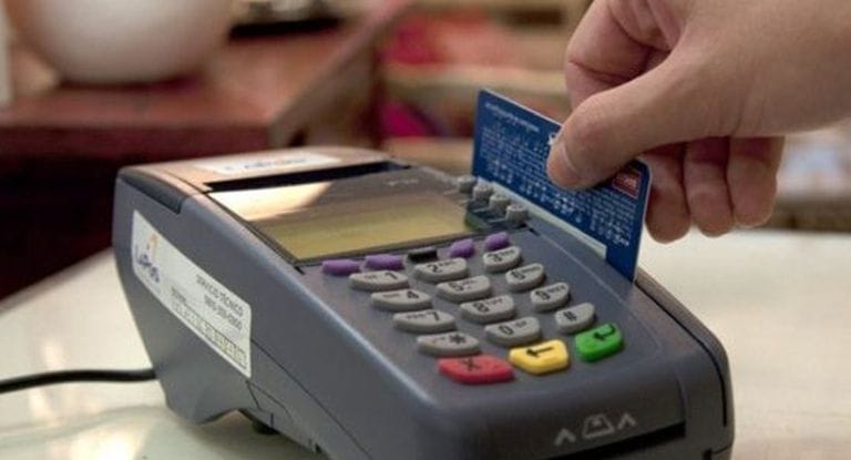 Cuestionamientos a la medida que obliga a los comercios a aceptar tarjeta de débito