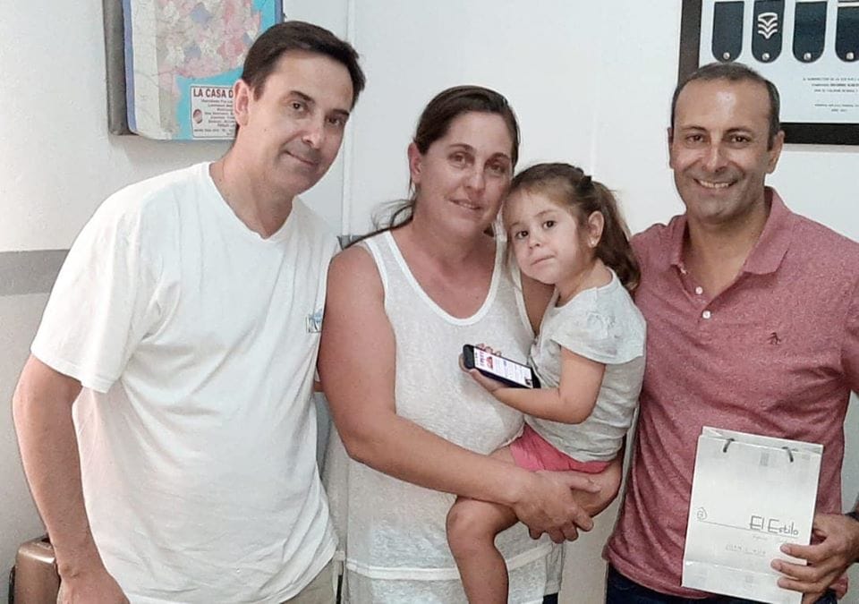 Coronel Suárez: Policía salvó la vida de una nena de 3 años que se asfixiaba con un caramelo