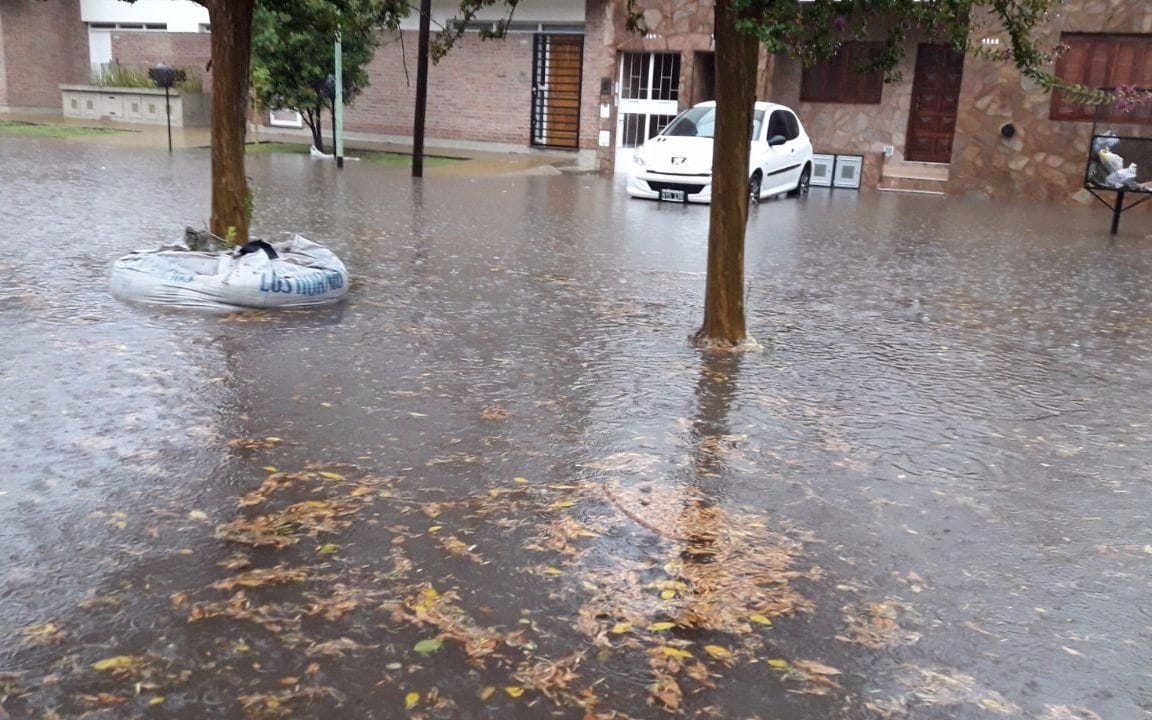 La lluvia generó incovenientes en La Plata: Calles anegadas y vecinos sin luz