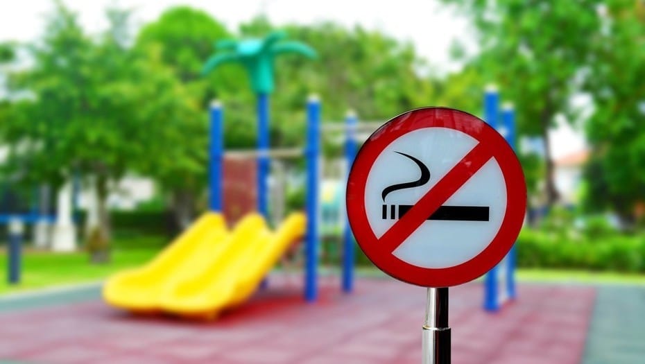 Más restricciones: Buscan que se prohíba fumar en plazas bonaerenses 