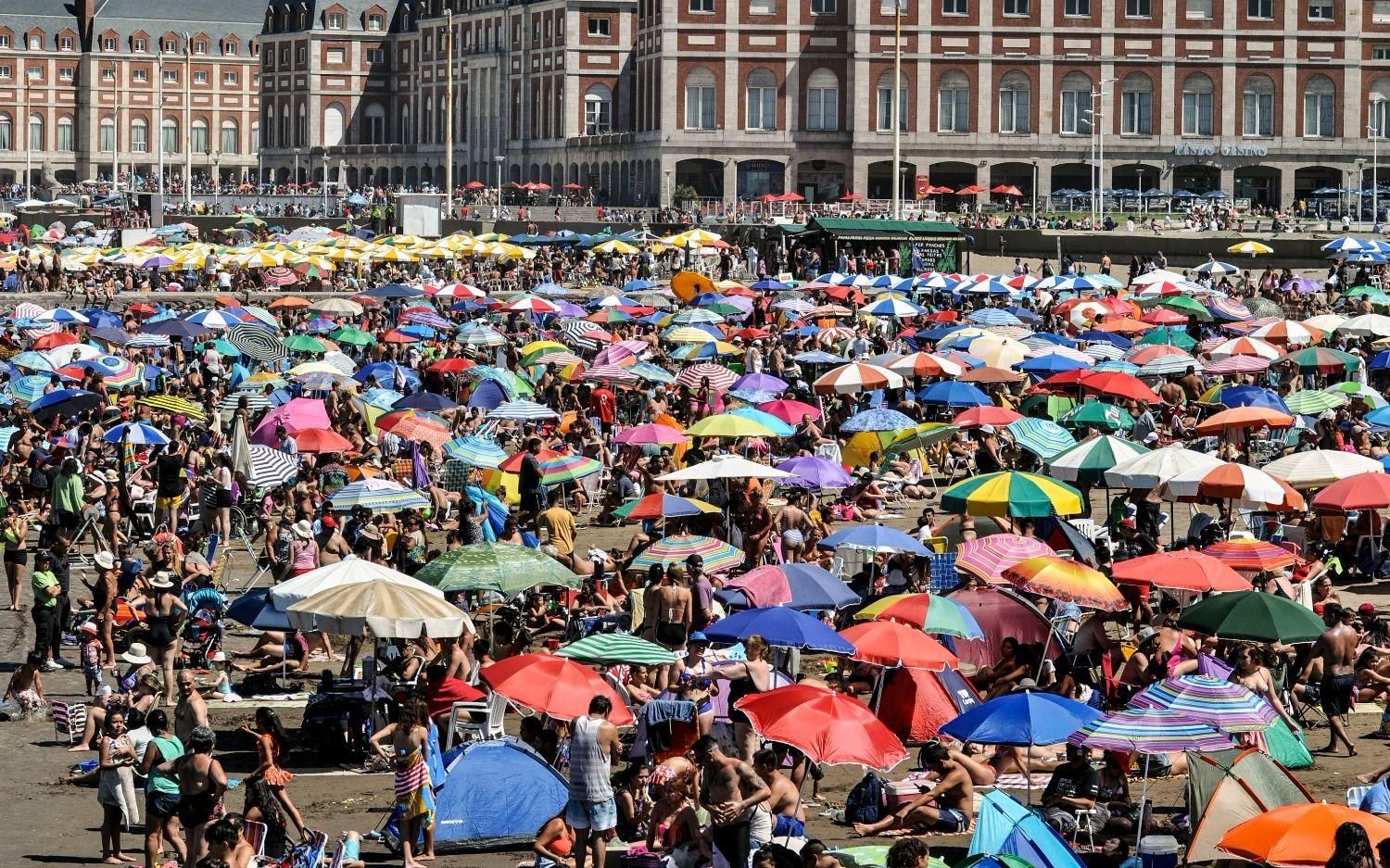 Fin de semana largo de carnaval: Casi 300 mil turistas pasaron por Mar del Plata