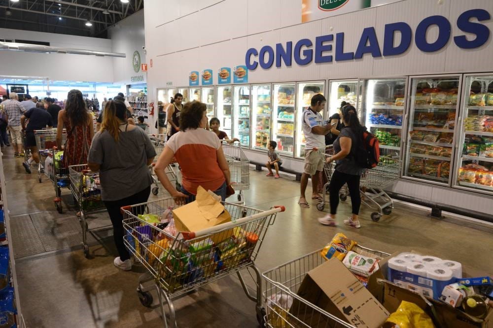 Desborde en supermercado de Tolosa por los descuentos: Gente quedó encerrada dentro