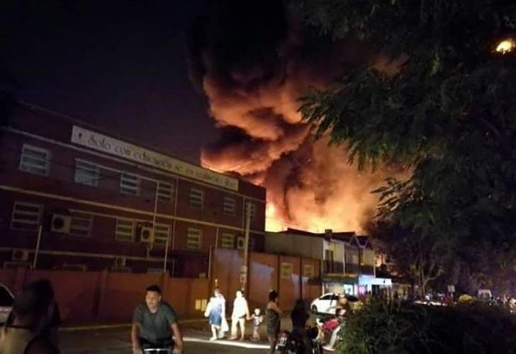 Incendio en fábrica de perfumes en Pacheco: Explosiones y 30 vehículos damnificados