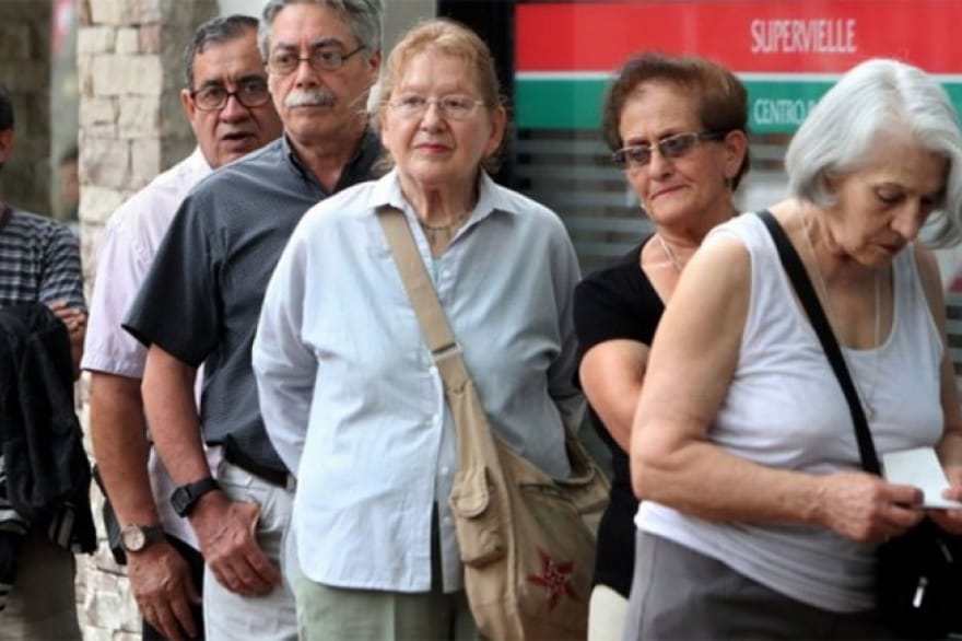 El Gobierno de Alberto Fernández abrió la puerta a la suba de la edad jubilatoria y estallaron las críticas