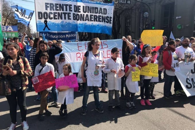 Tras el paro, los docentes bonaerenses realizan una jornada de protesta con acciones distritales