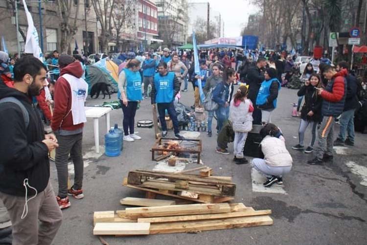 Mar del Plata: Tras 6 días de protestas, organizaciones sociales levantan el acampe