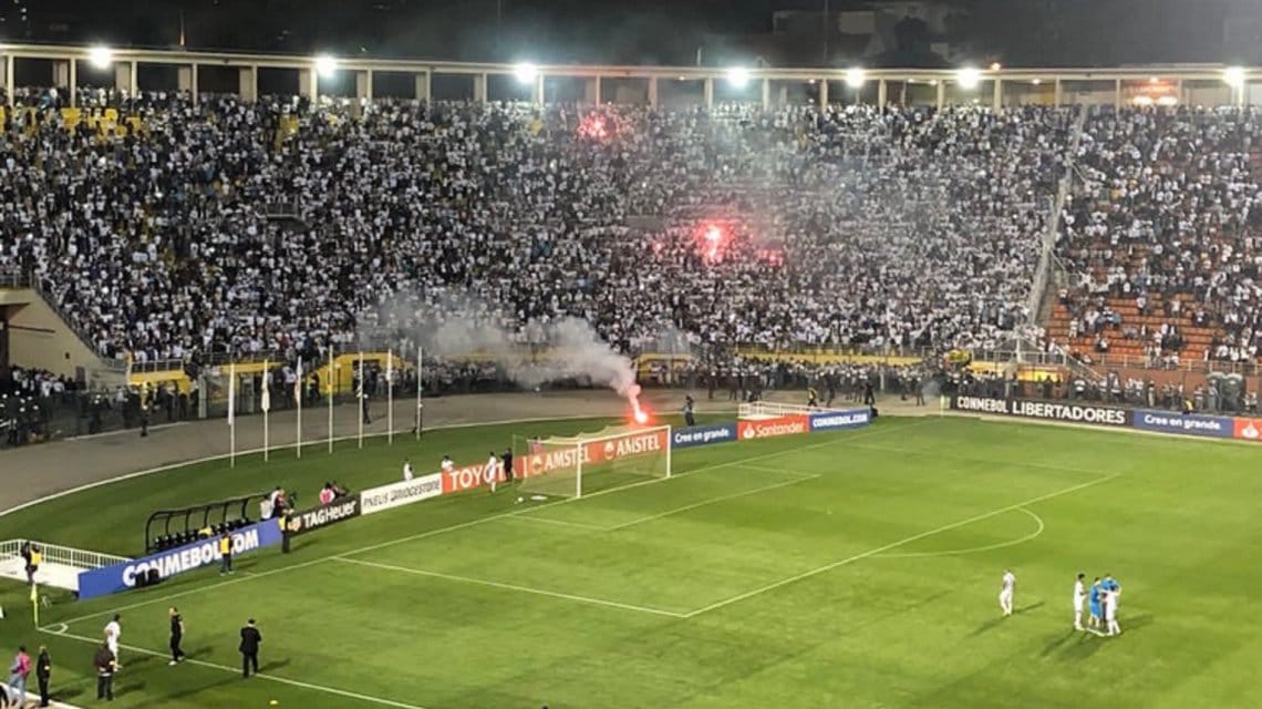 Copa Libertadores: Se suspendió Independiente - Santos por incidentes entre hinchas y la policía