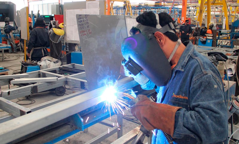Según la UIA, la actividad industrial cayó 8,4 por ciento en junio