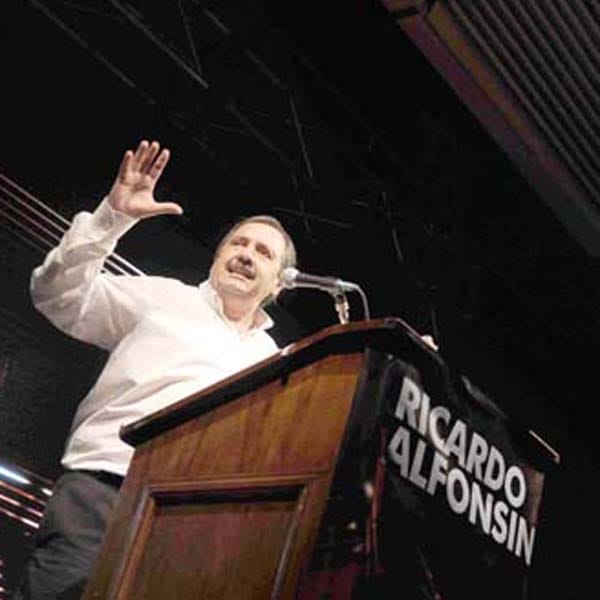 Alfonsín contra Massa por realizar "maniobras" para "cooptar" dirigentes radicales y de otras fuerzas