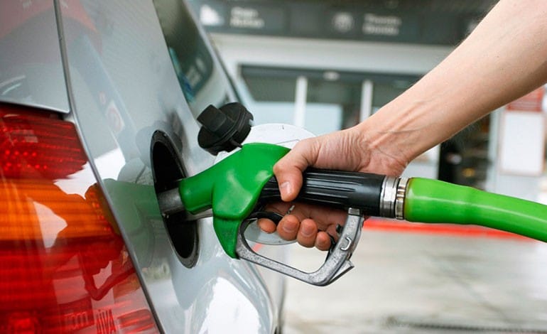 Ante el derrumbe en las ventas, estaciones de servicios dejan de lado los "precios sugeridos" y bajan los combustibles