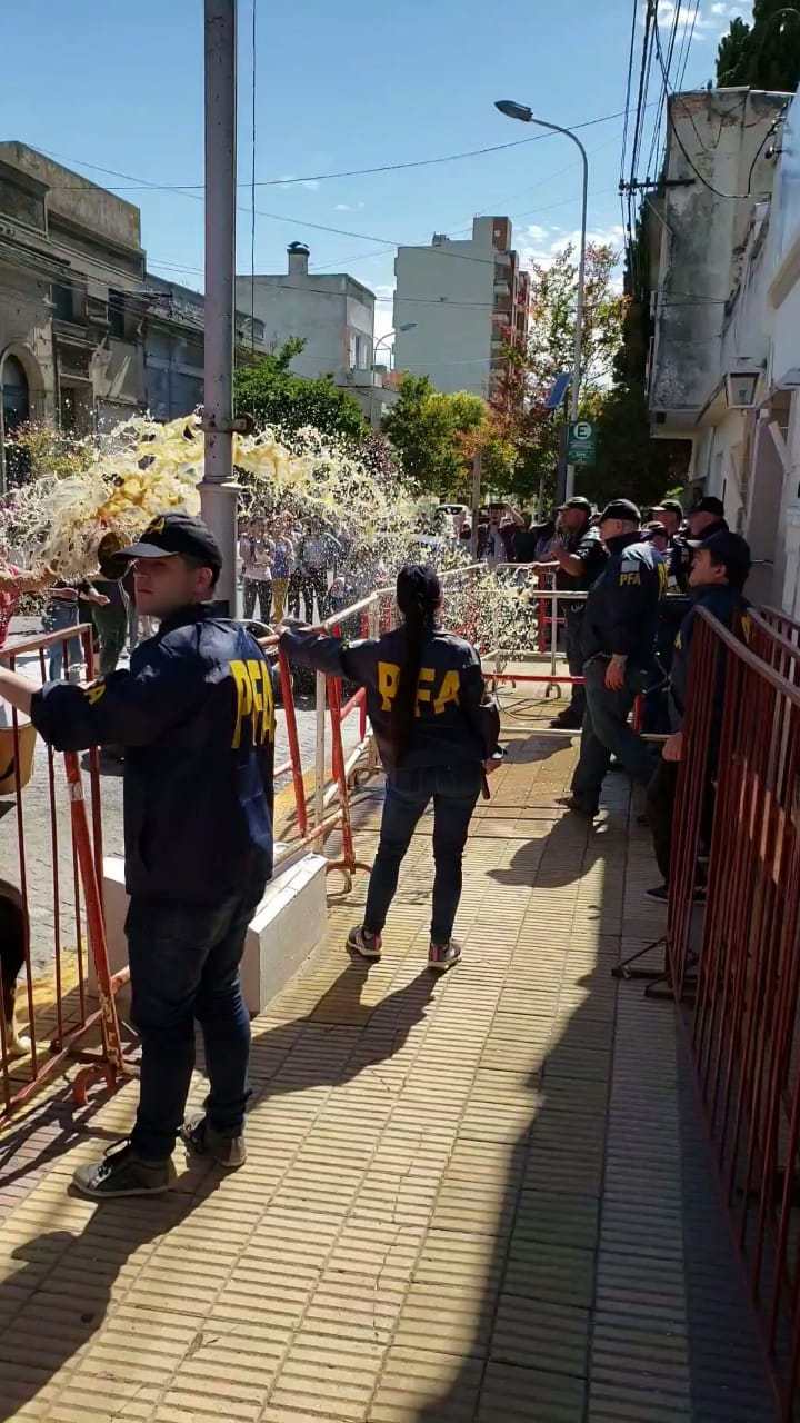 Protesta social y caos en Tandil: Arrojaron orina y excrementos a la policía
