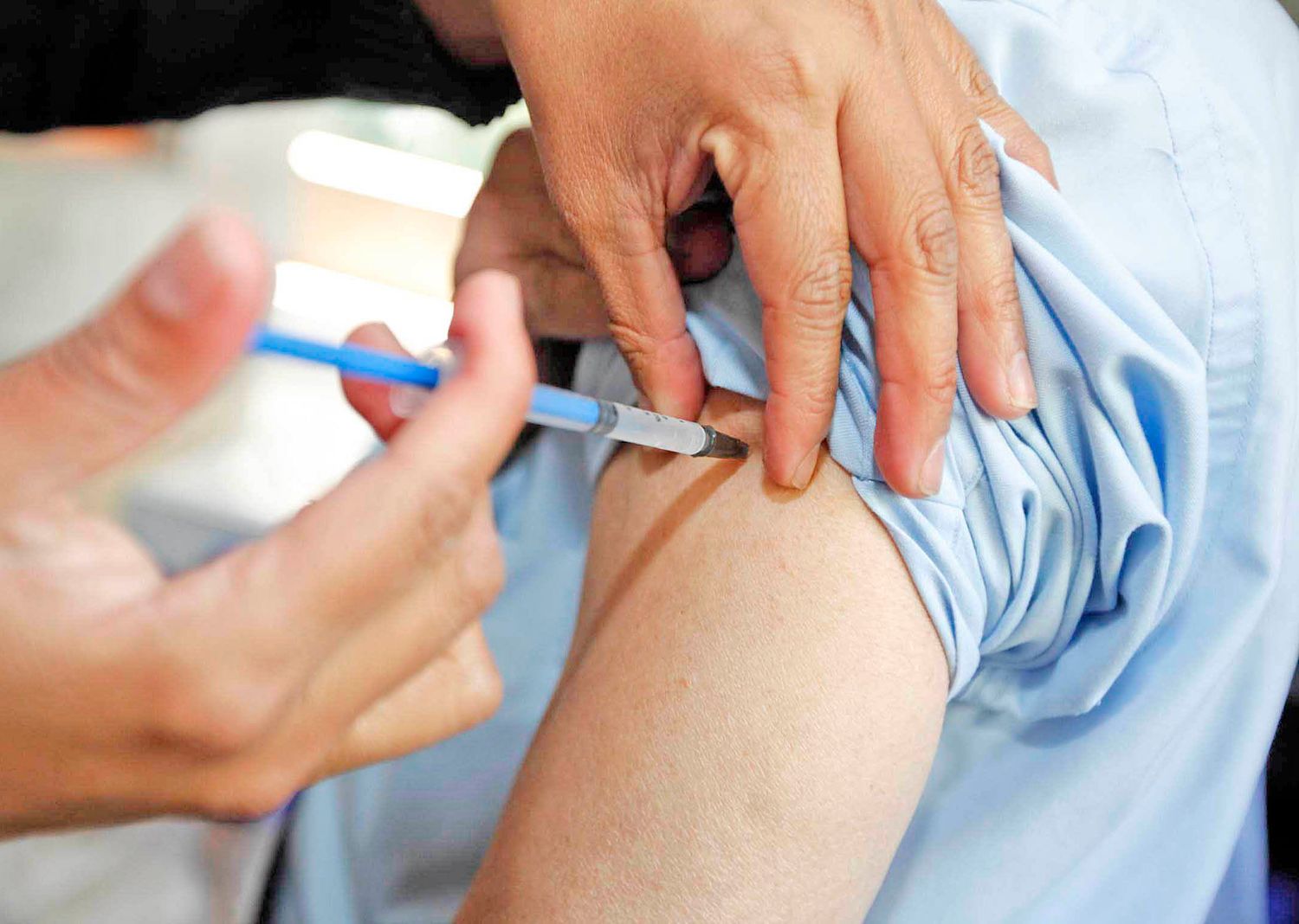 Vacunación "VIP" en Azul: Enfermera denunció que vacunaron a familiares y amigos de directivos del Hospital de Niños