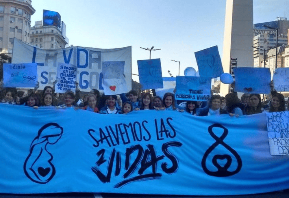 Sectores "celestes" preparan protestas contra la legalización del aborto y ponen a prueba la espalda política de Alberto Fernández