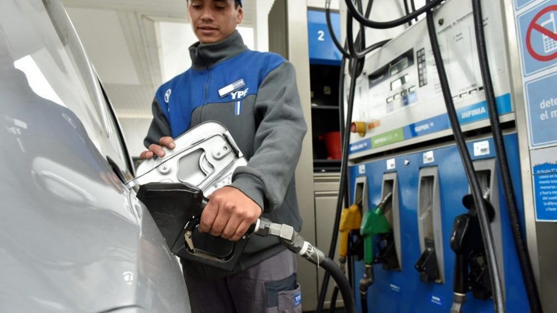 A pesar del congelamiento dictado por Alberto Fernández, YPF aumentó el precio de los combustibles