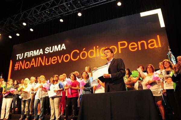 Junto a familiares de víctimas de la inseguridad, Massa encabezó acto contra la reforma del Código Penal