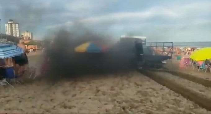 Todo mal en Villa Gesell: Camión recolector de residuos circula en medio de la playa "atacando" a vecinos con humo