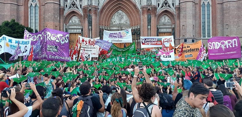 La Plata: Harán un pañuelazo por la interrupción legal del embarazo tras la muerte de una mujer por aborto clandestino