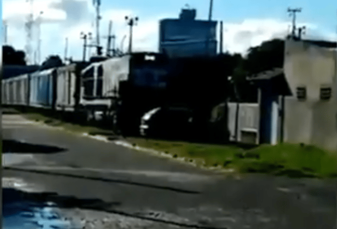 Video: Mujer estacionó en su casa de Olavarría y un tren casi le choca el auto