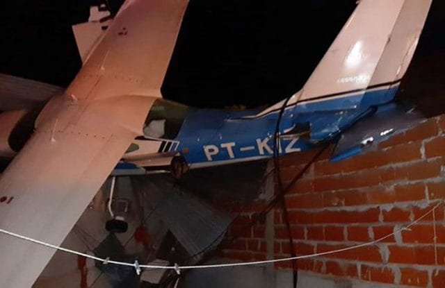 Milagro en San Fernando: Cayó una avioneta sobre una casa y nadie salió herido