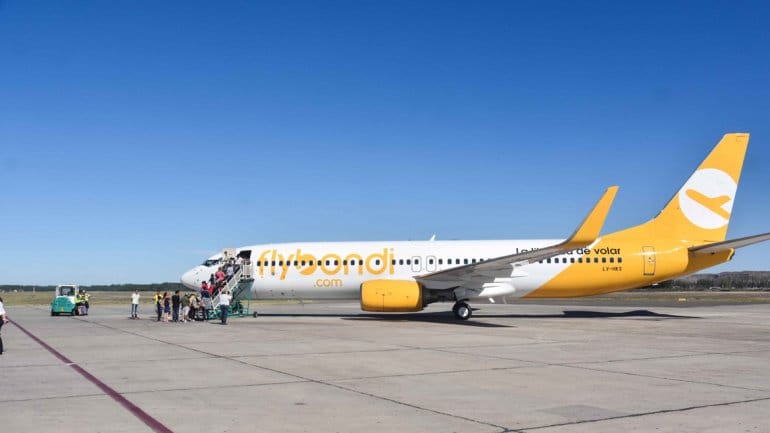 El problema nuestro de cada día con Flybondi: Un avión de la firma low cost tuvo que hacer un descenso de emergencia