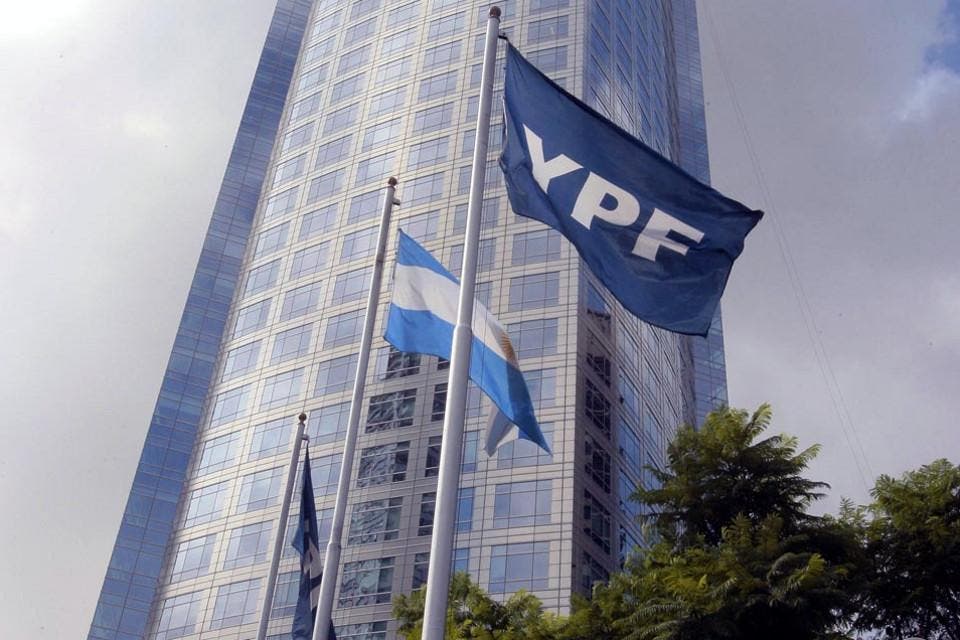 El directorio de YPF sumó a Silvia Ayala y Martina Azcurra como directoras suplentes