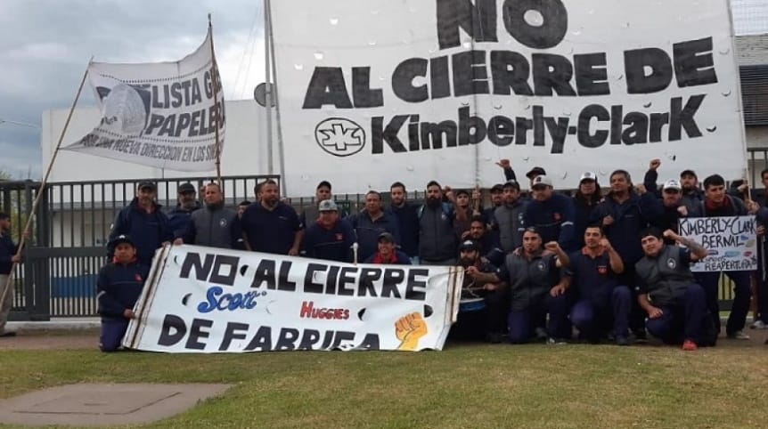 "Papelazo" de los trabajadores de Kimberly en Plaza de Mayo