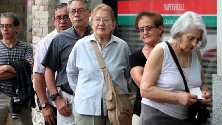 Alberto Fernández evalúa otorgar una suma fija para los jubilados en marzo