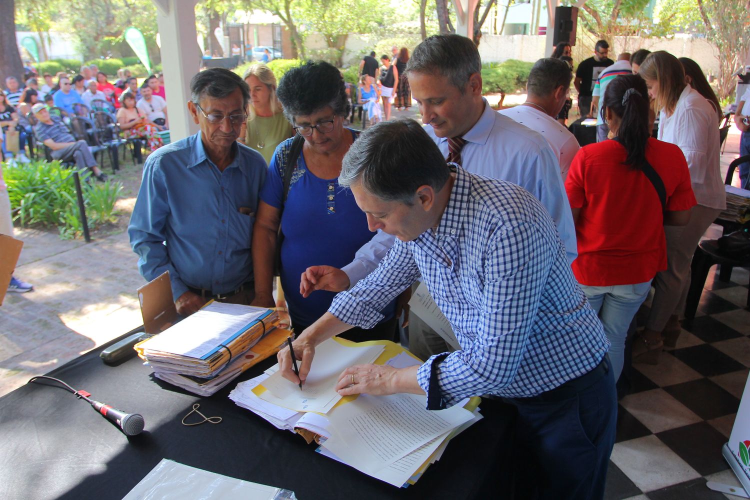 Esteban Echeverría: Gray realizó la toma de 253 firmas de escrituras de vecinos del distrito