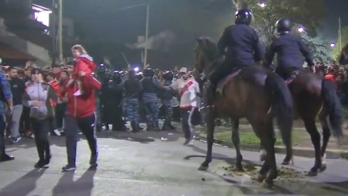 La policía bonaerense agredió a hinchas de River en el ingreso al estadio de Lanús