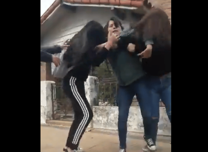 Video: Pelea frente a una escuela de Florencio Varela entre dos alumnas y una madre