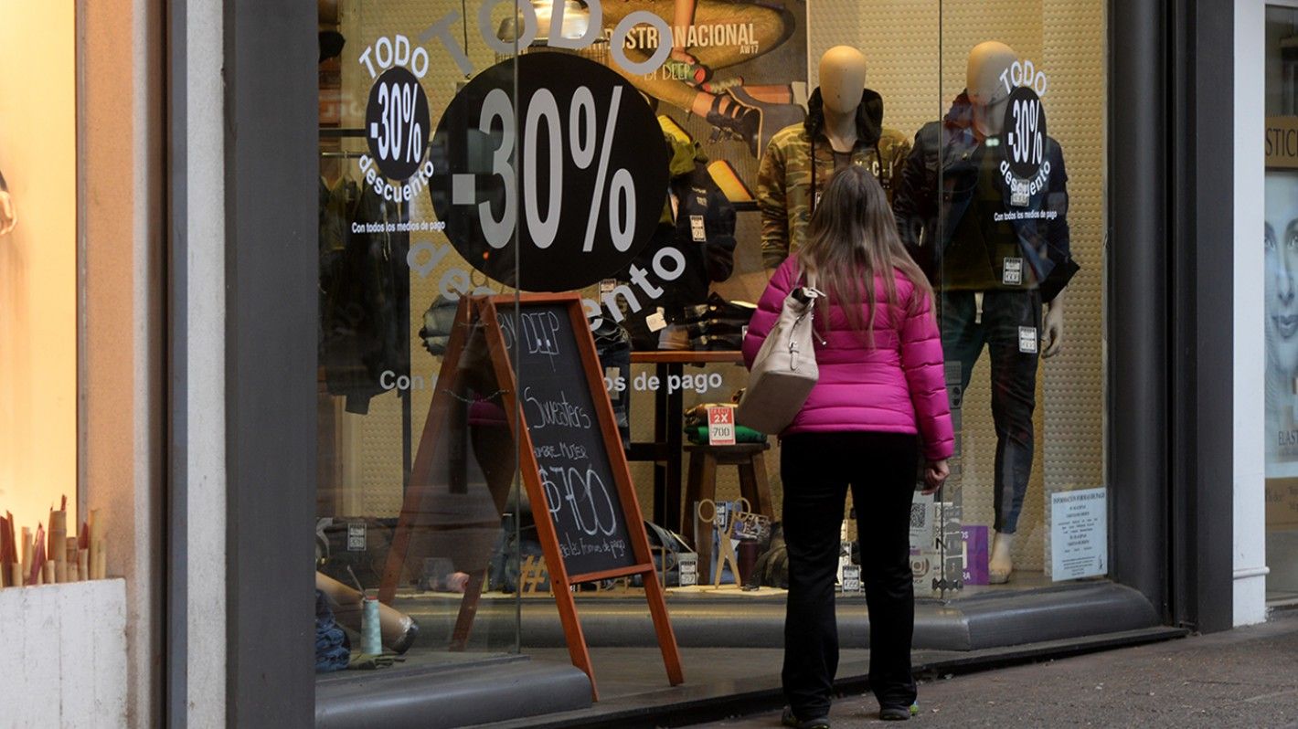 Crisis económica: Las ventas minoristas cayeron por décimocuarto mes consecutivo