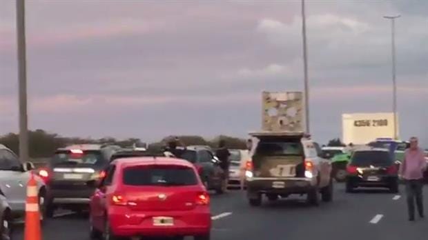 Caos en Autopista La Plata - Buenos Aires por piquete en Bernal