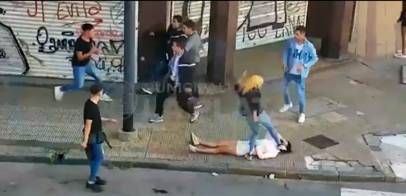 Batalla campal en La Plata: Una mujer noqueó a otra en plena calle