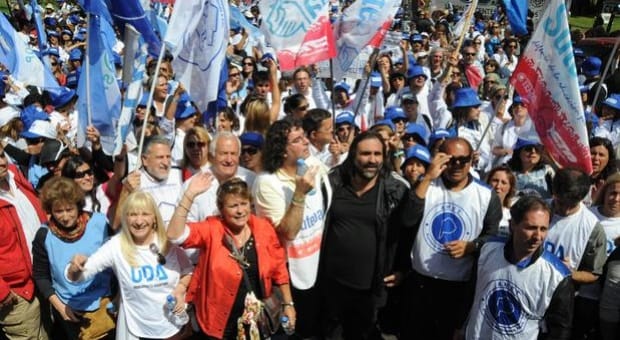 Docentes bonaerenses marchan en La Plata en reclamo de mayor presupuesto para educación