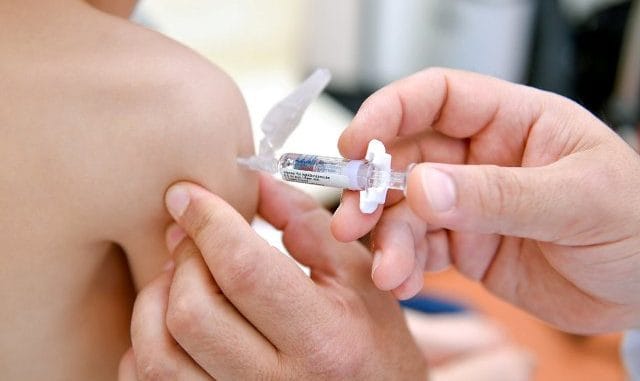 La Provincia comenzó a repartir vacunas contra la meningitis 
