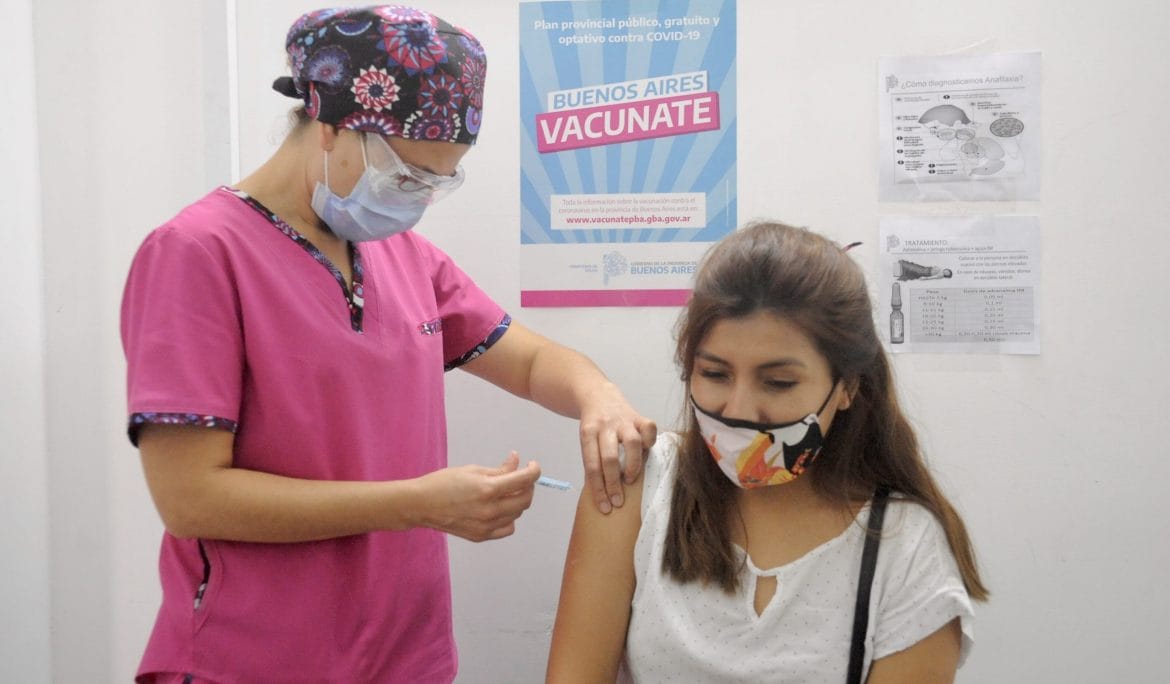 Argentina alcanzó el 80% de la población vacunada con una dosis pero preocupa la suba de casos
