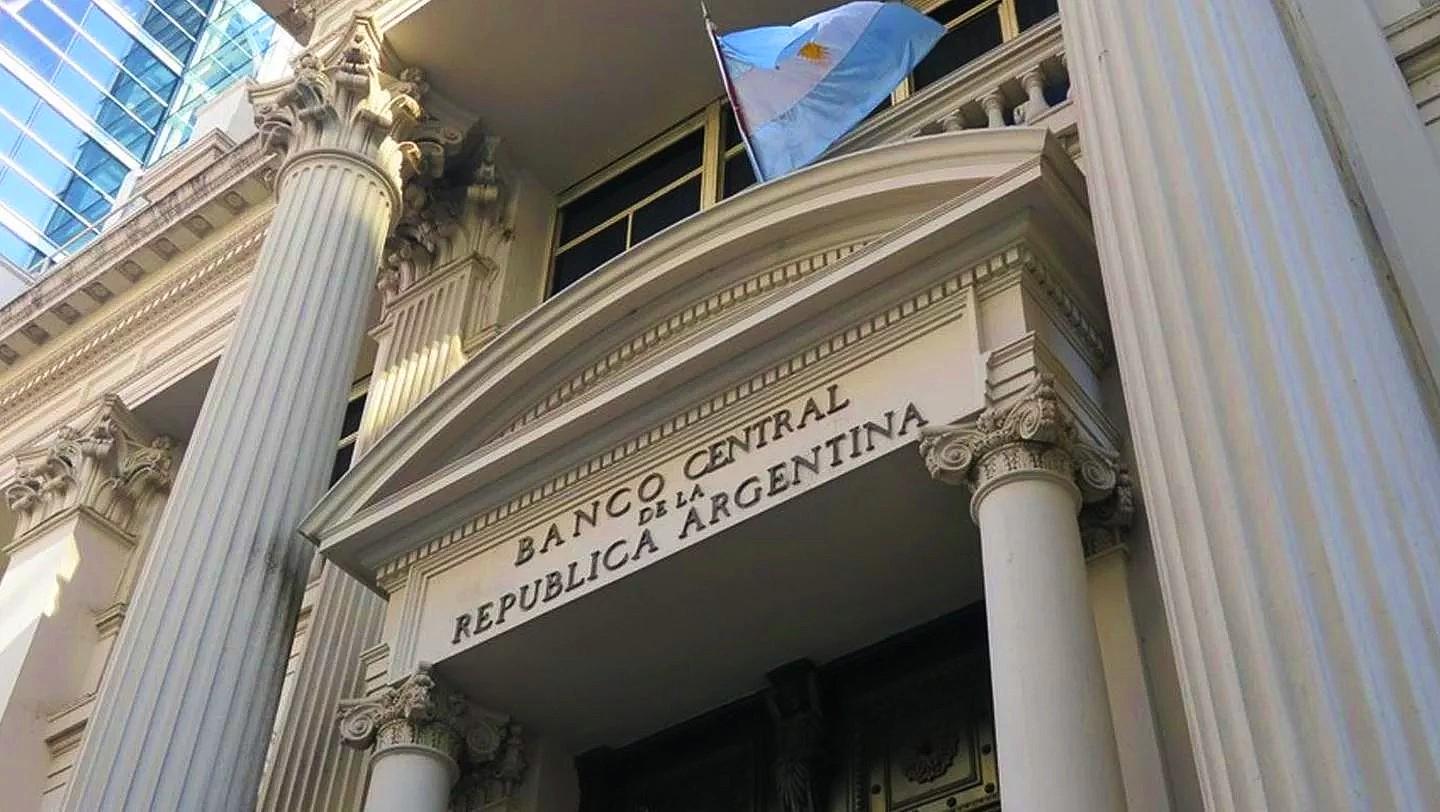 "Choferesa" y "mayordoma": Polémica por la decisión del Banco Central de pronunciarse en "lenguaje inclusivo"