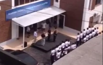 Video: Insólito entrenamiento de la policía bonaerense para saludar a Scioli