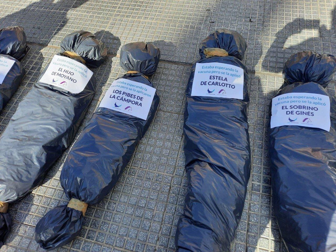 #27F: Alberto Fernández criticó las bolsas mortuorias que dejaron en la marcha opositora por el Vacunatorio VIP