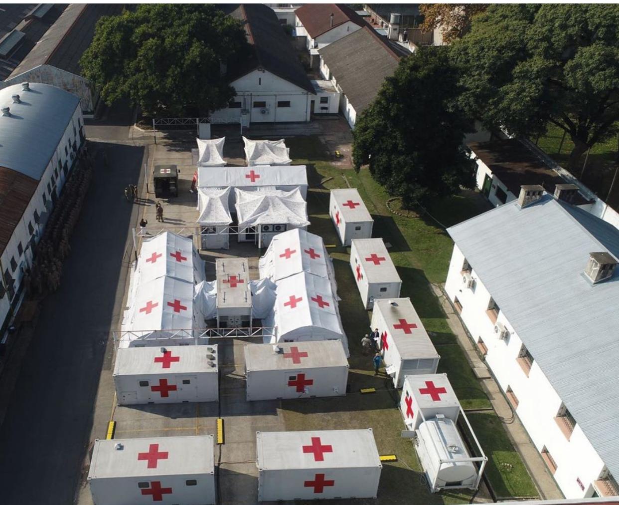 Coronavirus: Comenzaron las instalaciones sanitarias en un hospital de campaña en Campo de Mayo