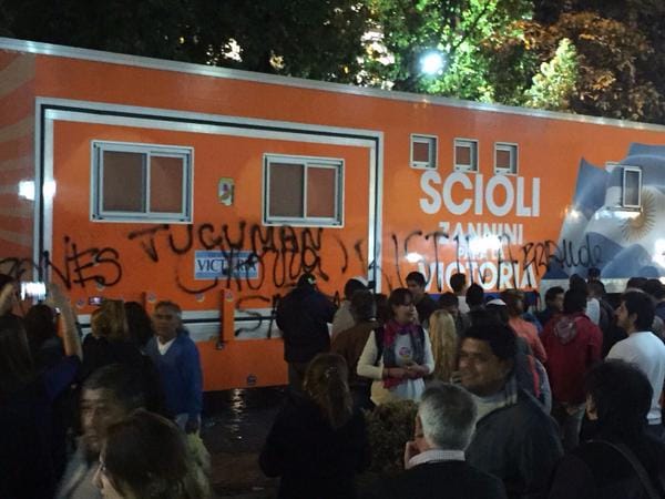 Escracharon camión de campaña de Scioli en Salta