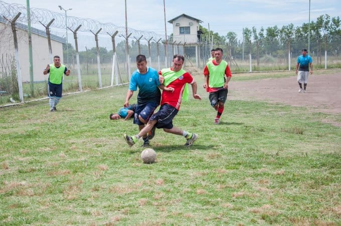 Torneo de fútbol en cárcel de Florencio Varela: Compiten presos, penitenciarios y empresarios