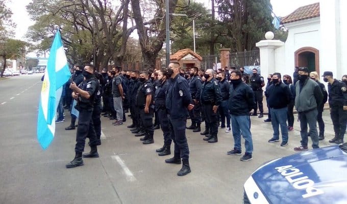 Kicillof adelanta anuncio de aumento salarial para la Policía Bonaerense buscando desactivar la rebelión