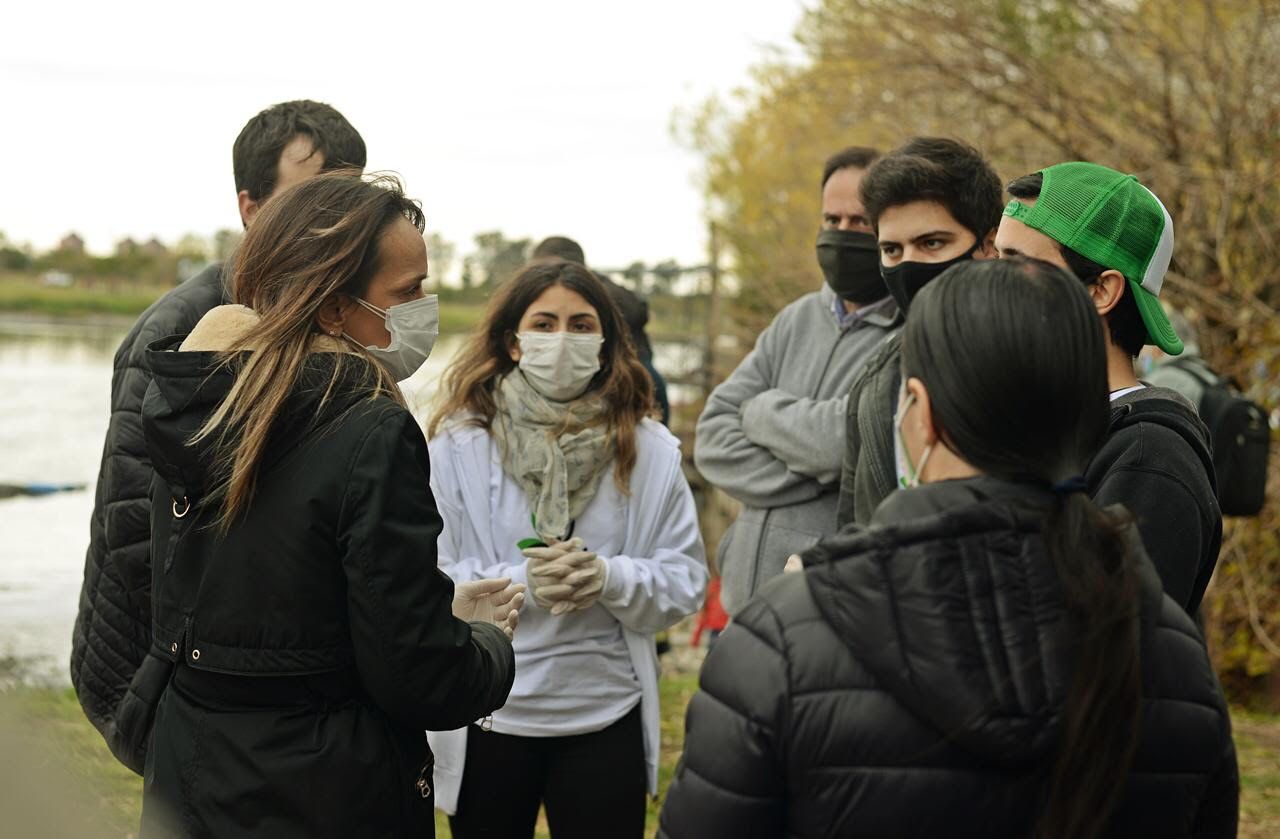 Malena Galmarini y ong ambientales en jornada de Limpieza en la Pista Nacional de Remo en Tigre