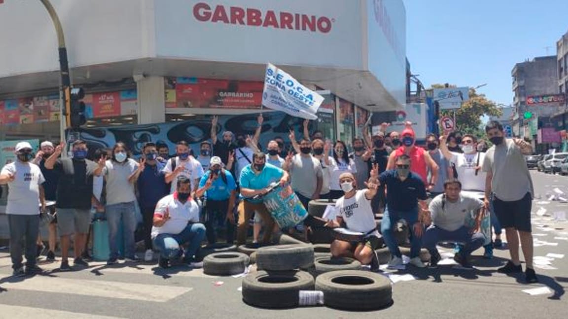 Corte en el Puente Pueyrredón por protesta de trabajadores despedidos de Garbarino