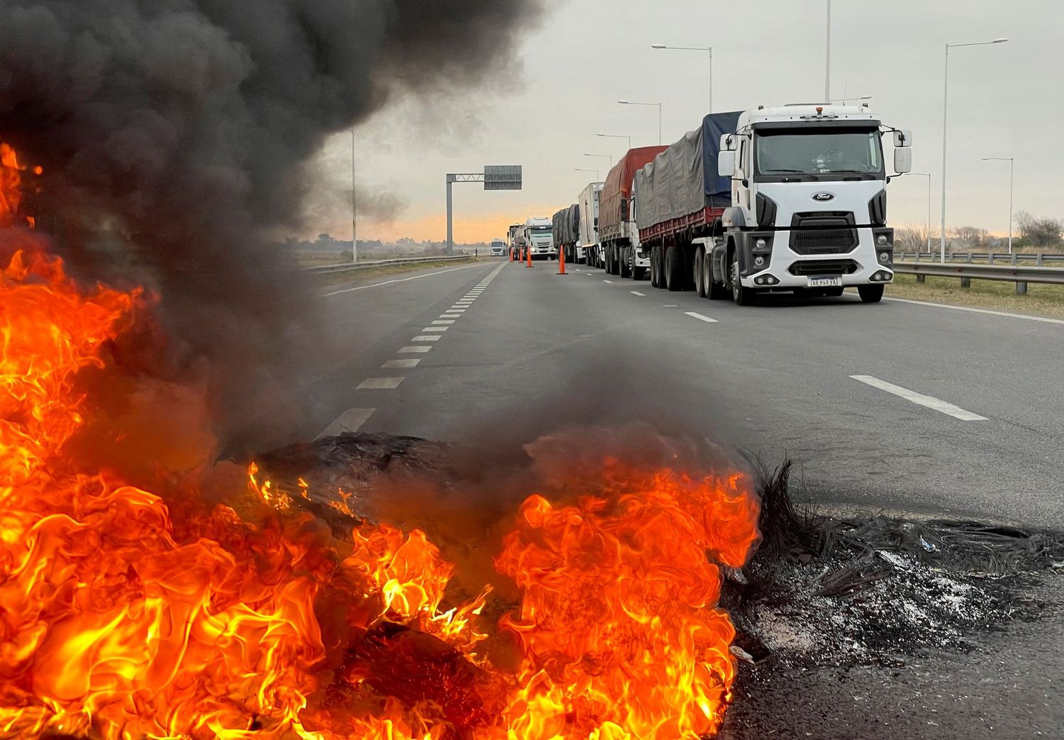 Falta de gasoil: Camioneros agudizan las protestas y los cortes de ruta