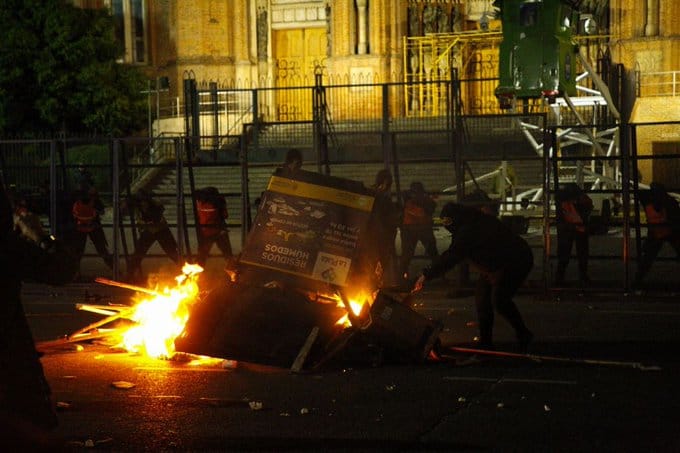 Encuentro Nacional de Mujeres en La Plata: Feministas atacaron con molotov la Catedral y prendieron fuego monumento a Eva Perón
