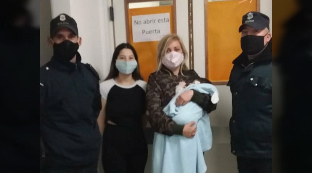 Policías héroes en Guernica: Reanimaron y le salvaron la vida a un bebé que se había ahogado