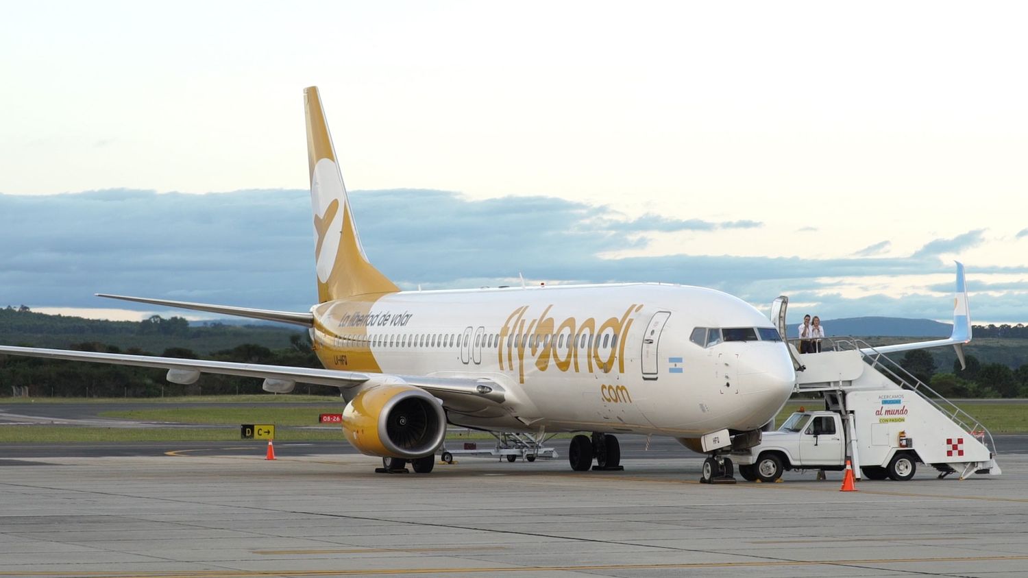 Flybondi canceló múltiples vuelos y los clientes estallaron contra la aerolínea low cost